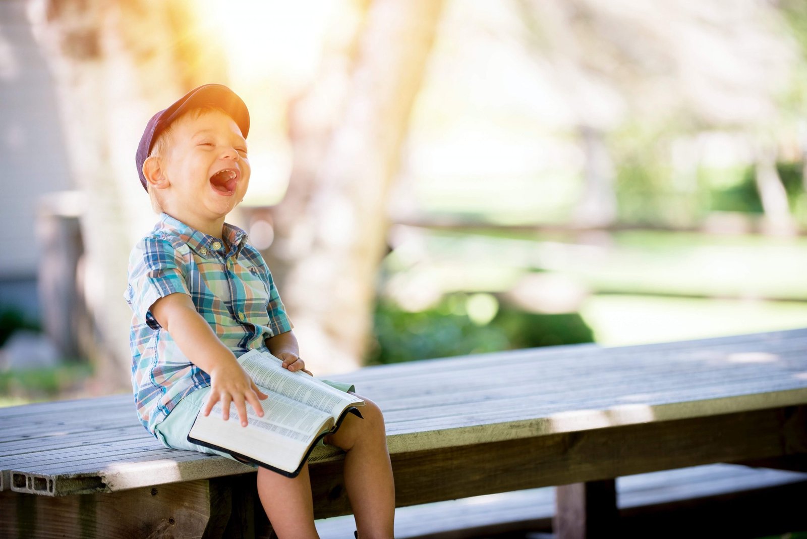 Kvantova fyzika terapia smiech mudrost stastie ben-white-unsplash